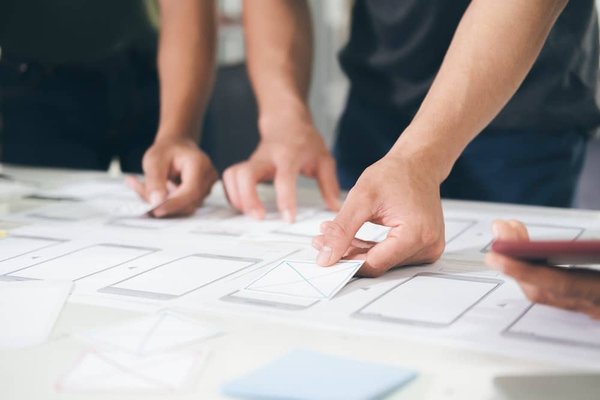 Quelles applications pour trouver des repas gratuits ou à prix cassé en voyage ?