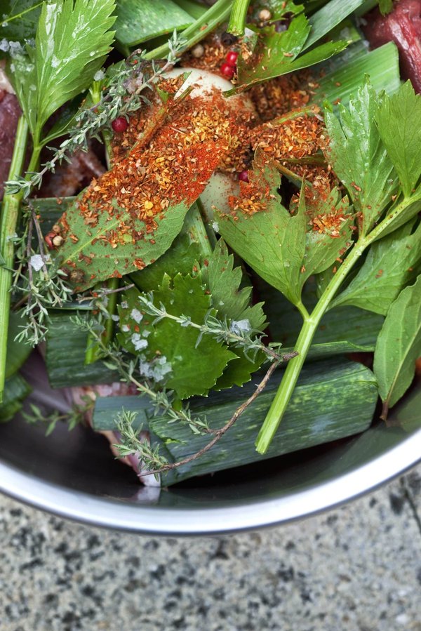 Astuces pour allumer un feu de camp en camping sans expérience préalable.